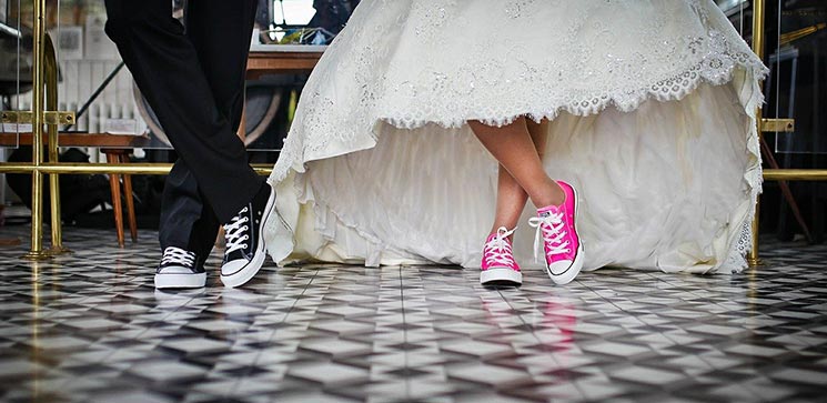Jeune couple marié, vue sur les chaussures